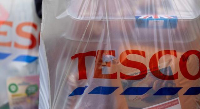 Meglépte a Tesco: megemelik, illetve eltörlik az árstopos termékek vásárlási limitjét húsvét előtt