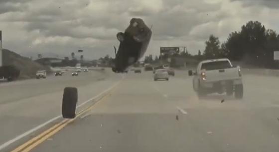 Olyan balesetet szenvedett egy autós, ami csak filmeken tűnik elképzelhetőnek – videó