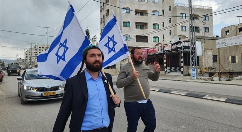 Egy izraeli politikus zászlóval a kezében vonult végig a palesztin terrorfészken