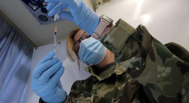 A strasbourgi bírósághoz fordulhatnak az oltásellenességük miatt kényszerszabadságolt katonák