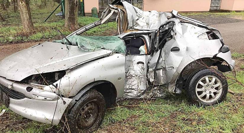 Autójával fának csapódott és életét vesztette egy 22 éves nő Örkényben – galériával