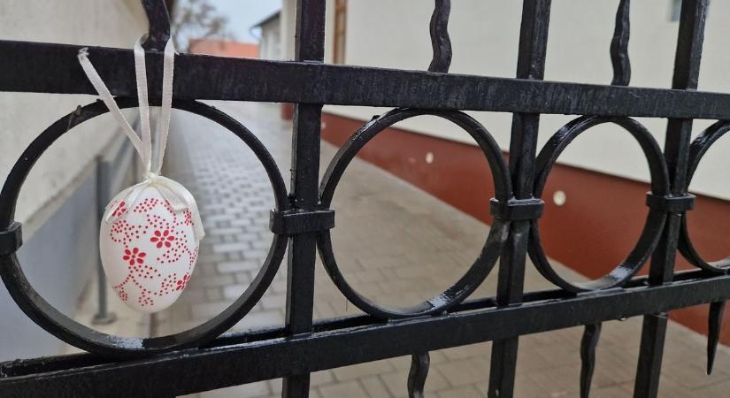 Felháborító: ellopták a kerítést díszítő tojásokat Kunszentmártonban