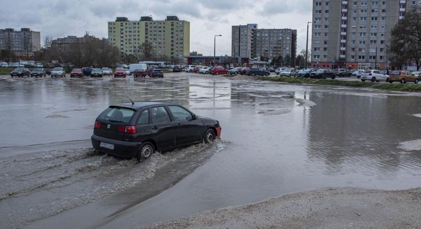 Újra vízben áll a fehérvári murvás parkoló, ismét le kell zárni