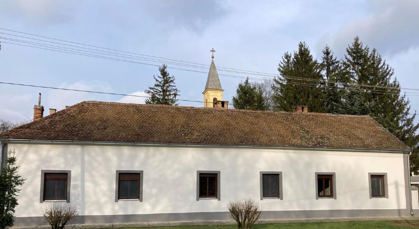 A tetőfelújítással folytatódik az egykori paplak fejlesztése Baranyaszentgyörgyön