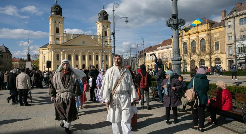 A békét és az együttlét örömét hozza el a virágvasárnap Debrecenben