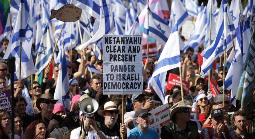 Olaj volt a tűzre a Netanjahu-féle erőfitogtatás, tízezrek tüntetnek Izraelben az igazságügyi reform ellen