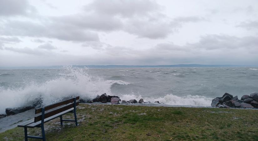 Megjött a viharos szél, hatalmas hullámok a Balatonnál
