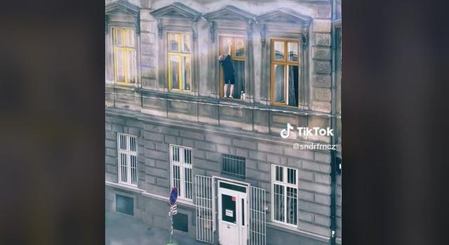 Hajmeresztő tavaszi mutatvány a VIII. kerületben: párkányra állva mosta az ablakot ez a nő