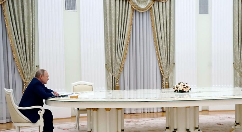 „Állj! Jöhetsz!” – furcsa játékot játszott a hosszú asztalnál Putyin (VIDEÓ)