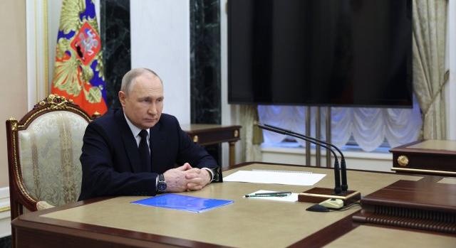 Ilyen az, amikor Putyin közelebb hív magához valakit a hosszú asztalnál