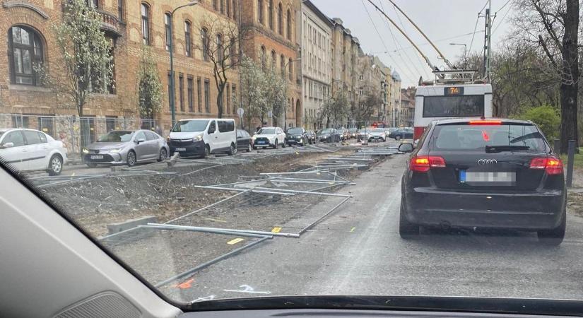 Hatalmas káosz alakult ki Budapesten: kerítés dőlt az út közepére - Fotók