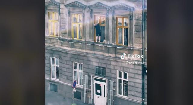 Hajmeresztő akció Budapest utcáin: a párkányon állva mosta az ablakot egy nő – videó