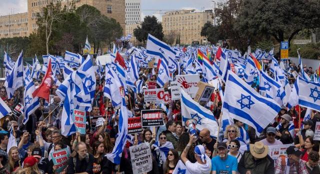 Tett egy lépést hátra az izraeli miniszterelnök: a tiltakozás hatására elhalasztják az igazságügyi reform tárgyalását