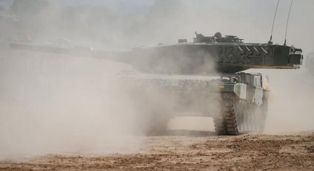 Már Ukrajnában vannak a Németország által felajánlott Leopard 2 tankok