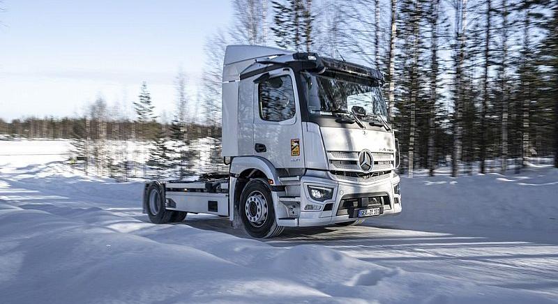 Extrém hidegben tesztelte e-teherautóit a Daimler