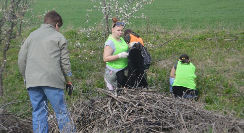 A martfűiek és a földváriak közösen szerveztek szemétszedő akciót