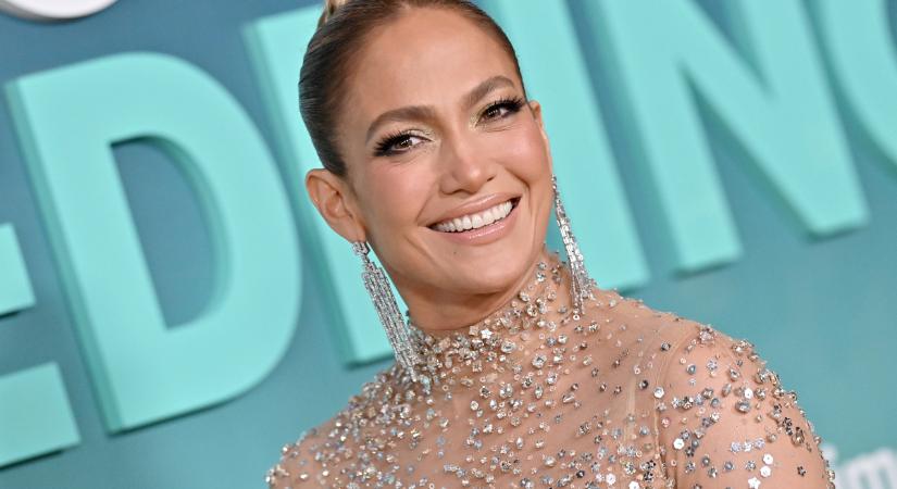 Az 53 éves Jennifer Lopez ezzel az edzéssel tartja magát csúcsformában: 30 perc kőkemény torna a személyi edzőjével