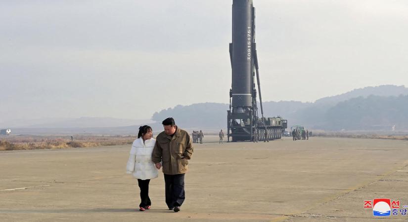 Dühösek az észak-koreaiak, elegük van a vezető lányából