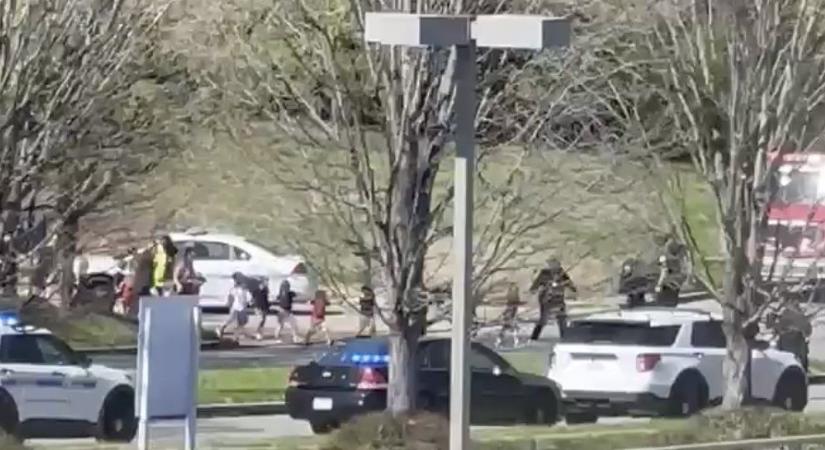Videón, ahogy a nashville-i lövöldöző megérkezik az iskolához