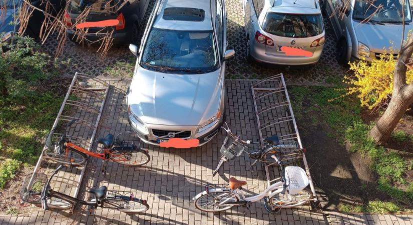 Napi “jóvanazúgy”! – Egy autós a biciklitárolóban parkolt Vásárhelyen