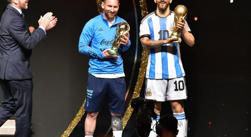 Labdarúgás: Lionel Messi szobrot kapott – fotó
