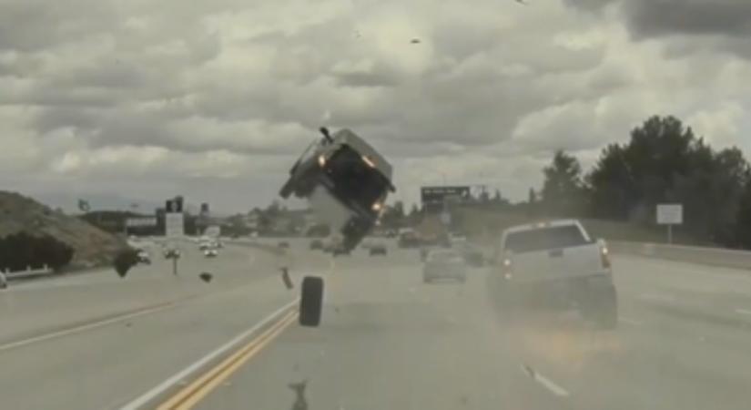 Egy meglazult kerék miatt repült a levegőbe egy Kia egy kaliforniai autópályán