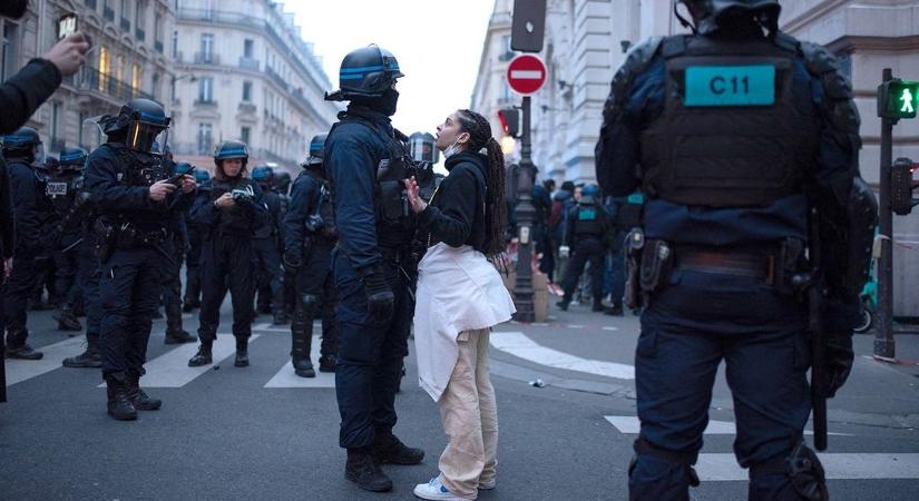 Készültségbe helyezték a rendőrséget, erőszaktól tartanak Párizsban