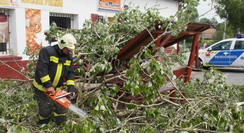 Országosan több száz helyen okozott kárt a vihar, Szegeden kevés riasztás volt