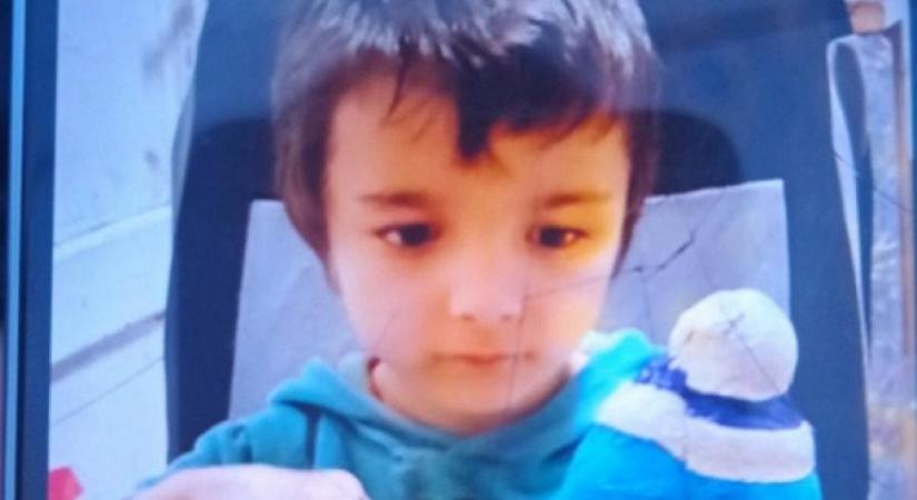 Már a rendőrségi helikopter és a Terrorelhárítási Központ is keresi a Tolnában eltűnt ötéves kisfiút
