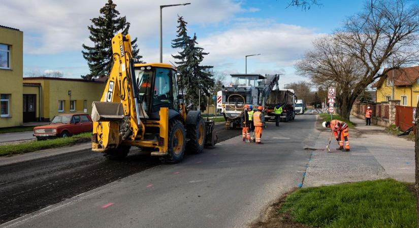 A Bacsó után már az Agostyáni úton is dolgoznak a munkagépek Tatán (fotók)