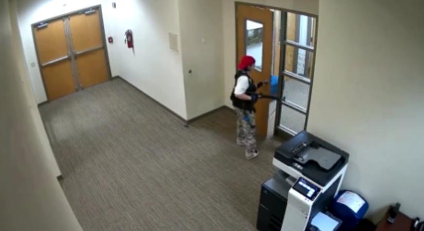 Videón, ahogy a nashville-i lövöldöző felfegyverkezve beront az iskolába