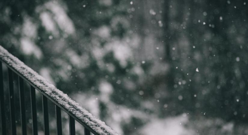 Március végén szakad a hó Győrben! Döbbenetes, mekkora pelyhekben lepi be a házakat a fehérség - videó