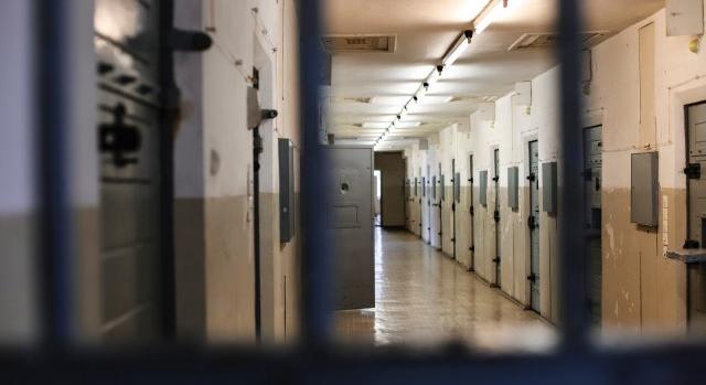 Rabokkal flörtölő és szexelő börtönőrök „járványa” tört ki a briteknél