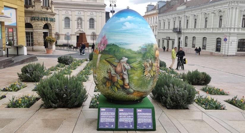 Már csalogat az óriási hímes tojás a pécsi belvárosban