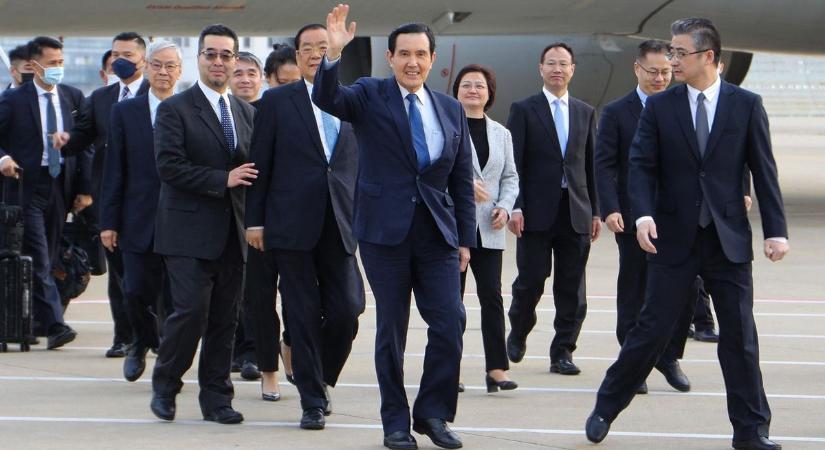 Történelmi látogatás: a volt tajvani elnök Kínába utazott