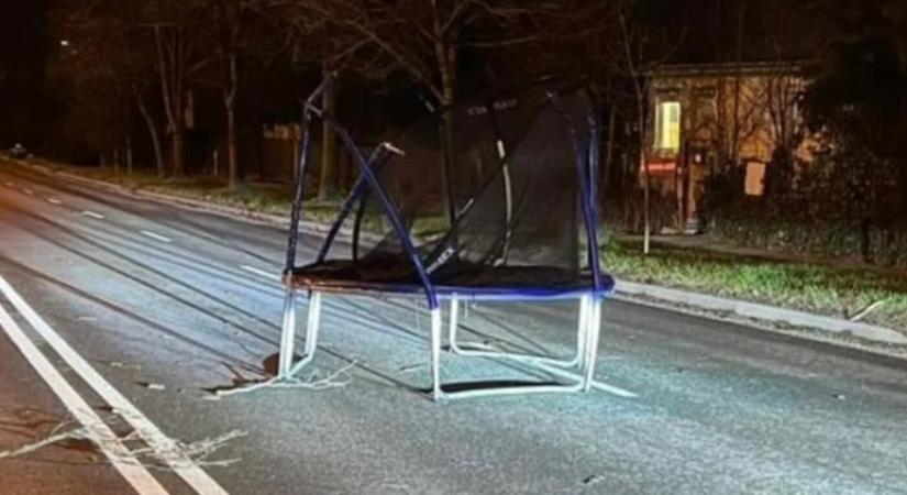 FOTÓK: Szlovákiában orkán csapott le – trambulinok, szemetesek repültek