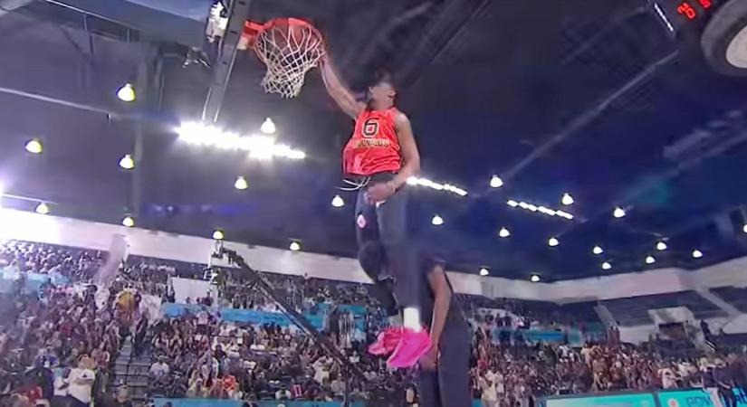 LeBron James tizennyolc éves fia szinte szétszakította a gyűrűt - videó