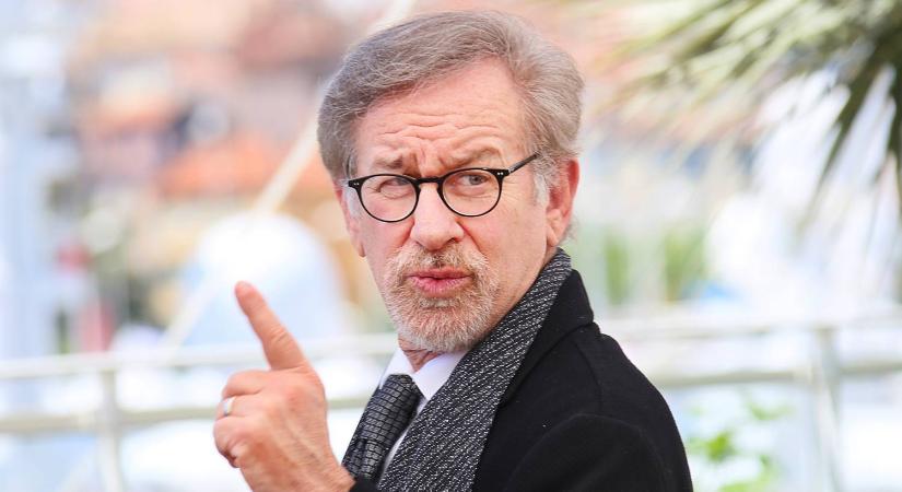 Steven Spielberg a kutyájával indult helikopteres városnézésre és egyéb lesifotók