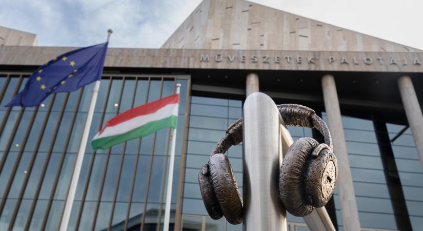Zenél is: fejhallgatót ábrázoló Kolodko-szobor került a Müpa bejáratához