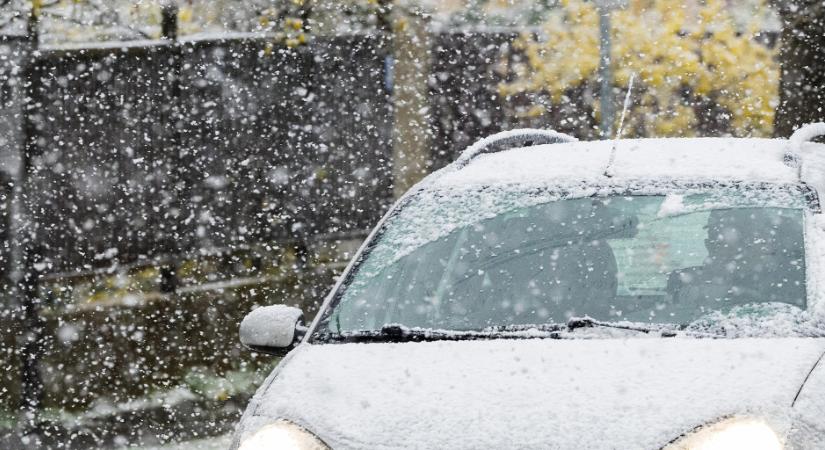 Nagy pelyhekben esik a hó Debrecenben és Nyíregyházán - videó