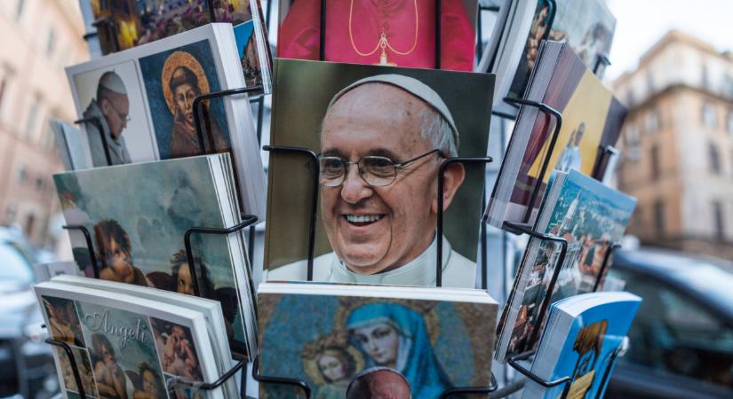 Egy hónap múlva Magyarországra érkezik Ferenc pápa: egy fontos szokással szakít az egyházfő