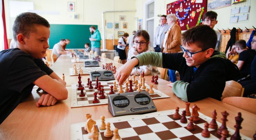 Sakkversenyen mérhették össze tudásukat a szolnoki iskolások