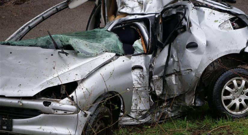 Kettéhajlott az örkényi tragédiában fának csapódott autó
