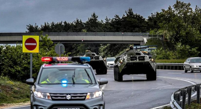 Katonai konvoj halad át az országon szerdán