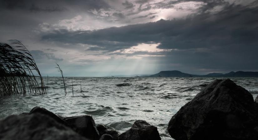 Kész őrület: úgy csapkodta a vihar a hullámokat a Balatonnál, hogy porzott a víz  Videók