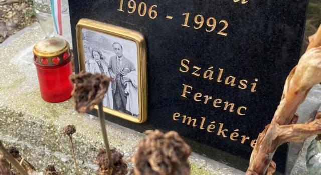 Eltűnt a Szálasira emlékező felirat özvegyének sírkövéről, Táplánszentkereszt címere viszont maradt