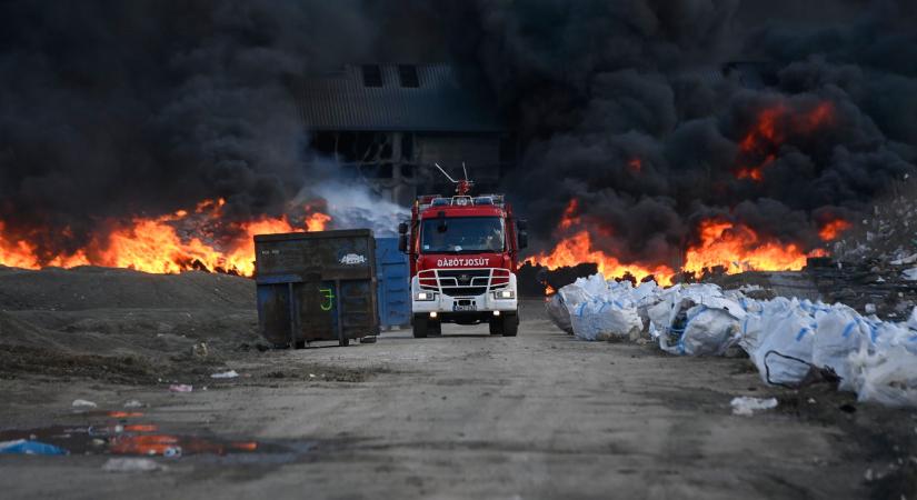 Lángokban áll egy hulladékfeldolgozó telep Gyálon: itt vannak az első képek a szörnyű tűzről