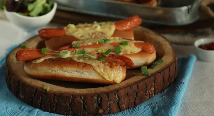 Hétköznap estére tökéletes recept: sütőben sült hot-dog