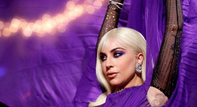Latexben vonult a királynő elé, 15 év alatt mégis megszelídült Lady Gaga stílusa