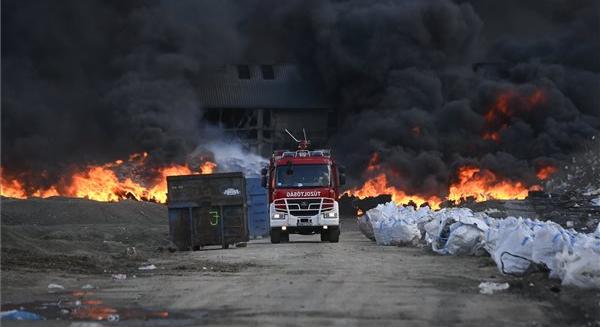 Hatalmas tűz ütött ki Gyálon: Több ezer négyzetméteres terület áll lángokban – fotók